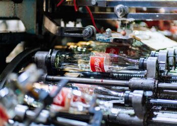 A maior fábrica de latas de Coca-Cola do mundo fica no Brasil