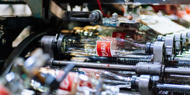 A maior fábrica de latas de Coca-Cola do mundo fica no Brasil