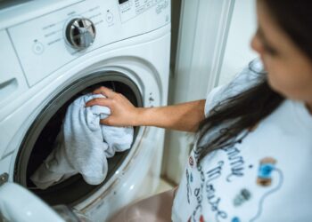Especialistas revelam por que a máquina de lavar pode deixar cheiro ruim nas roupas