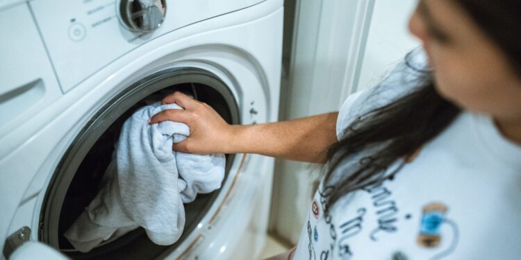 Especialistas revelam por que a máquina de lavar pode deixar cheiro ruim nas roupas