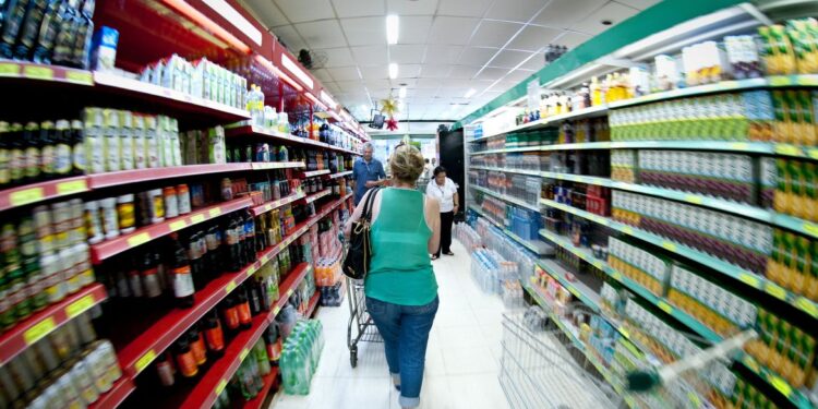 Supermercados do Brasil foram proibidos de abrir no feriado?