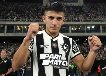 Thiago Almada já desembarcou no Rio de Janeiro para assinar