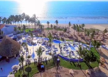 Esse resort tem vista para o mar e uma praia calma para descansar
