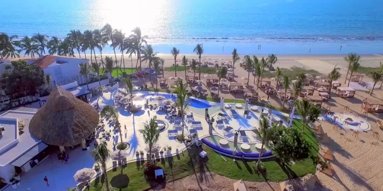 Esse resort tem vista para o mar e uma praia calma para descansar