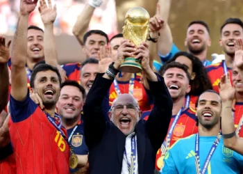 Ele foi campeão do mundo com a Espanha e agora mudou o cabelo