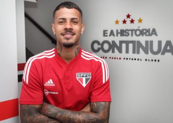 Ele trabalhou como ajudante de pedreiro para conseguir dinheiro para viajar e fazer testes; anos depois, levantou taças como jogador profissional