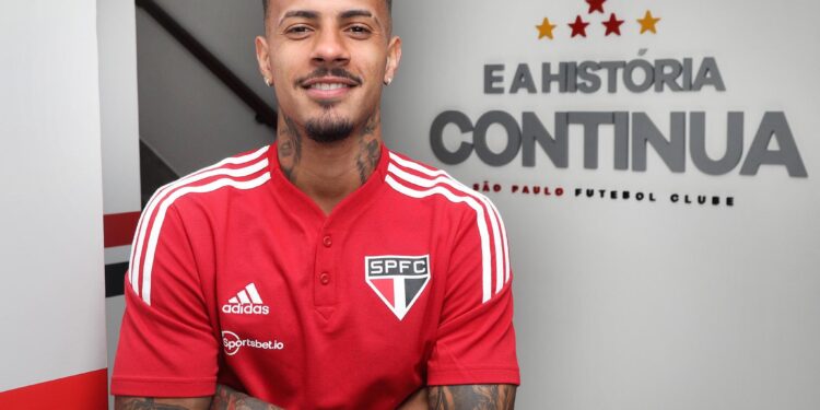 Ele trabalhou como ajudante de pedreiro para conseguir dinheiro para viajar e fazer testes; anos depois, levantou taças como jogador profissional