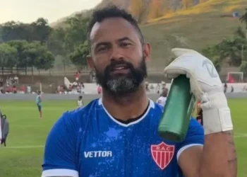 Aos 41 anos, goleiro Bruno está de volta e processa rival da Globo