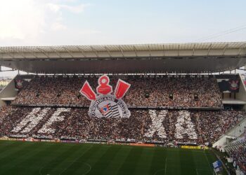 Corinthians humilha rival e se torna líder isolado no Campeonato Brasileiro