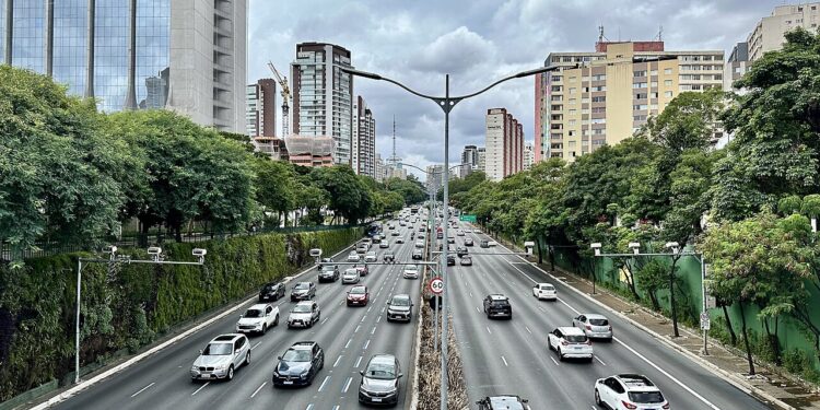 Ambulante que vendia balas nos semáforos criou uma abordagem diferente e acabou conquistando uma bolsa integral em Administração