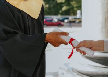 Voltou receber diploma deixou trás