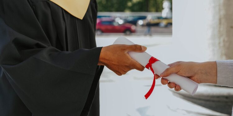 Voltou receber diploma deixou trás