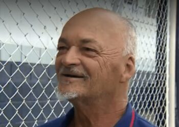 Vivendo situação rua homem presta