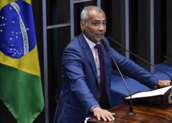 Romário devolve quase mil cofres
