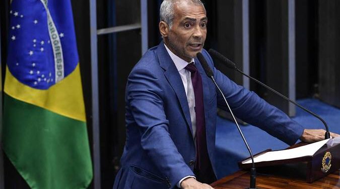 Romário devolve quase mil cofres