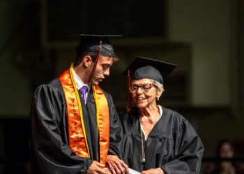 Recebeu diploma abandonar escola pai