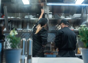 Ficar bêbado festa auxiliar cozinha