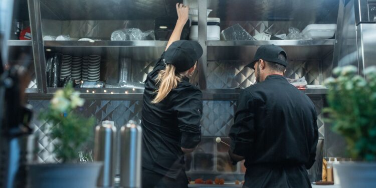 Ficar bêbado festa auxiliar cozinha