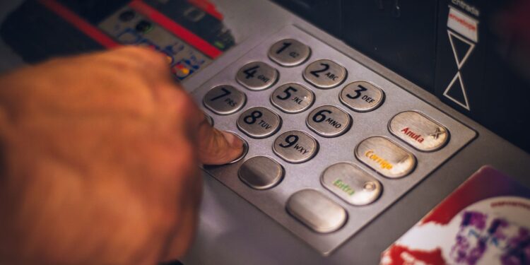 Aposentado percebeu banco descontava seguro