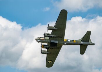 Bombardeiro nove homens colidiu avião