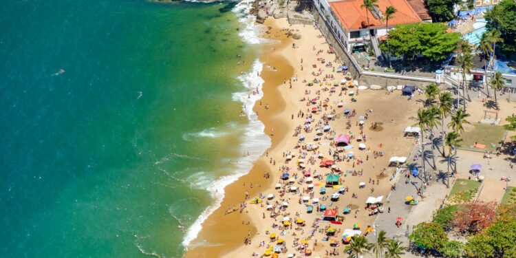Bonitas fora perigosas dentro praias