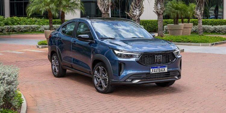 Brasileiros compram carro fiat recebem