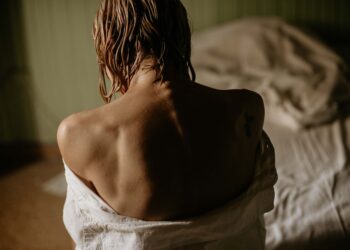 Cabeleireiros explicam dormir cabelo molhado