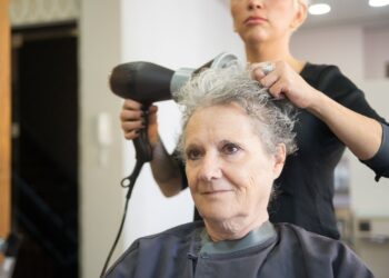 Cabeleireiros revelam erros cabelo deixam