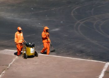 Catador passou recolhendo materiais descartados