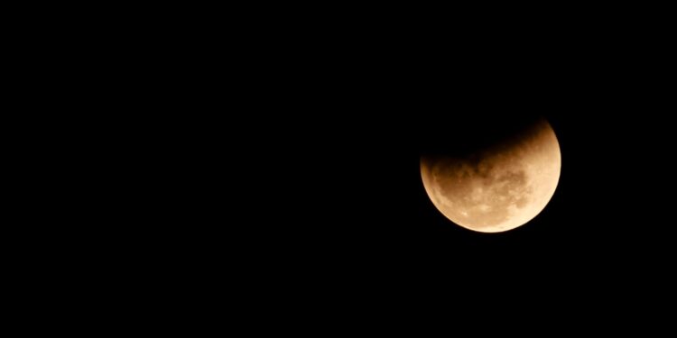 Céu brasil terá eclipse esconder