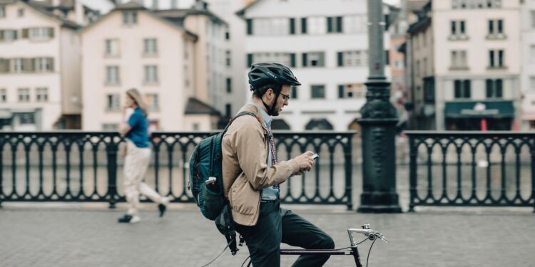 Ciclistas usam celulares presos multados