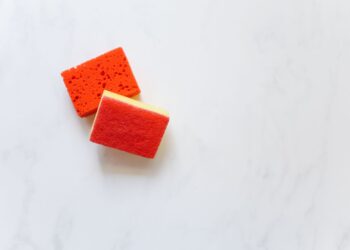 Colocar esponja seca dentro geladeira