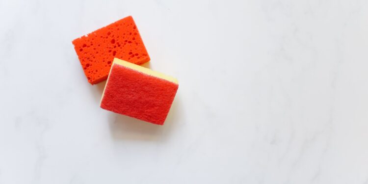 Colocar esponja seca dentro geladeira