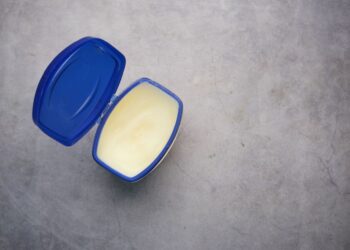 Dermatologistas explicam uso correto vaselina
