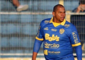 Considerado obeso jogar futebol deu