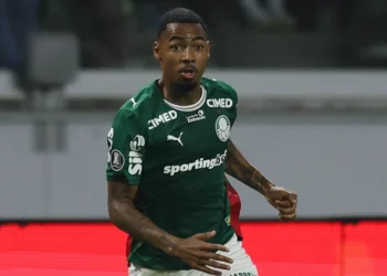 Enquanto manchester city prepara milhões
