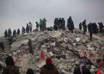 Forte terremoto deixa cidades destruídas