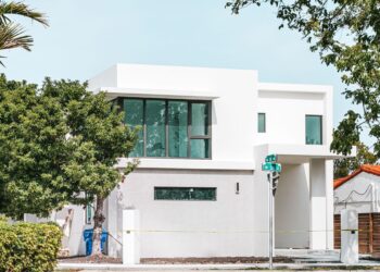 Irmã constrói casa próprio dinheiro