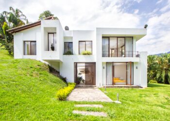 Irmão mora sozinho casa deixada