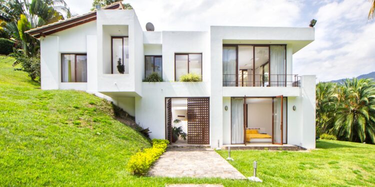 Irmão mora sozinho casa deixada