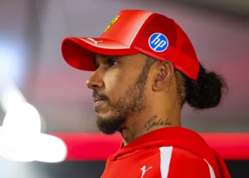 Lewis hamilton microfones detona estratégia
