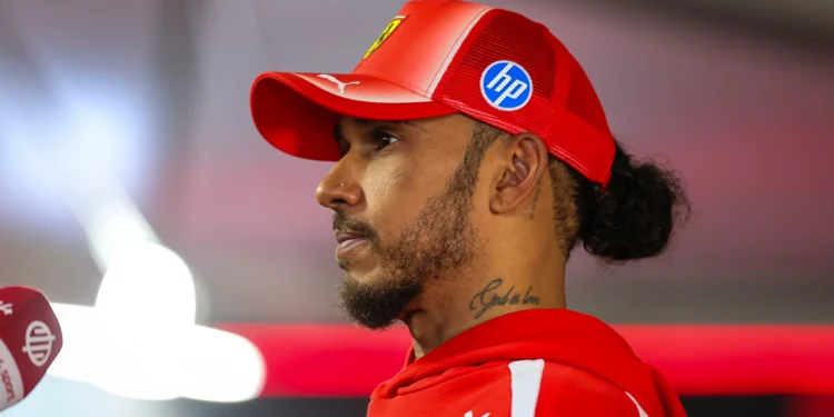 Lewis hamilton microfones detona estratégia