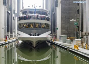 Maior elevador navios mundo sobe