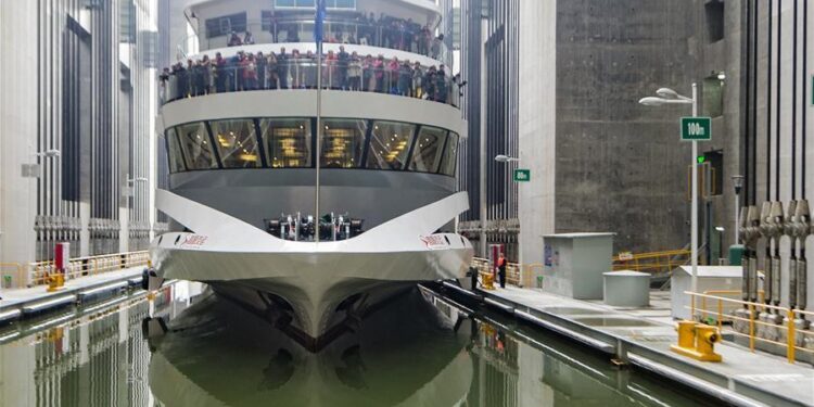 Maior elevador navios mundo sobe