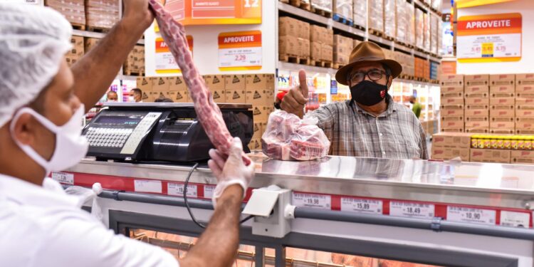 Quanto ganha um açougueiro nos mercados Assaí, Atacadão e Carrefour?