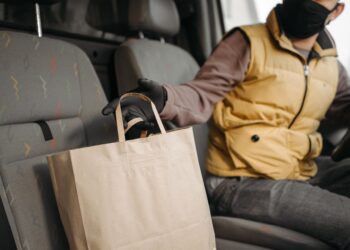 Passageiro esqueceu sacola roupas recém