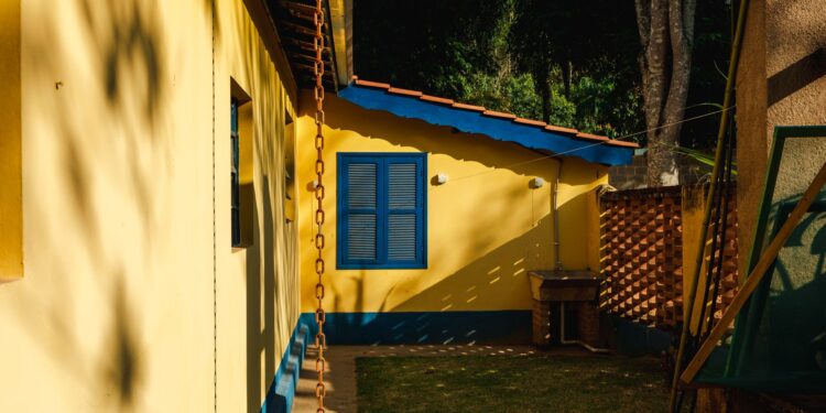 Casa deixe coisas acumularem quintal