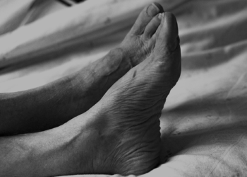 Pés ásperos cuidado dormir gente