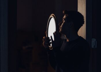 A lenda do espelho que, segundo histórias populares, nunca deveria ser usado durante a madrugada