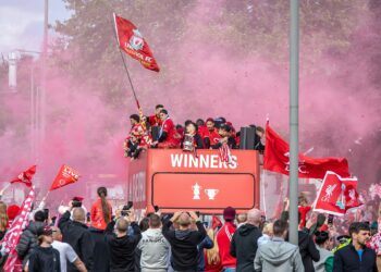 Além de Jeff Bezos, brasileiro bilionário vai comprar o Liverpool